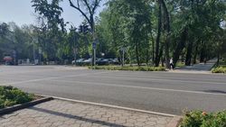 После ремонта дороги на Молодой Гвардии не нанесли разметку пешеходных переходов. Фото