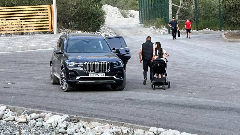 BMW X7 заехал на территории парка Ала-Арча. Фото