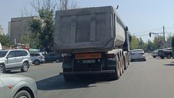 В Бишкеке продолжают ездить грузовики, несмотря на запрет. Фото