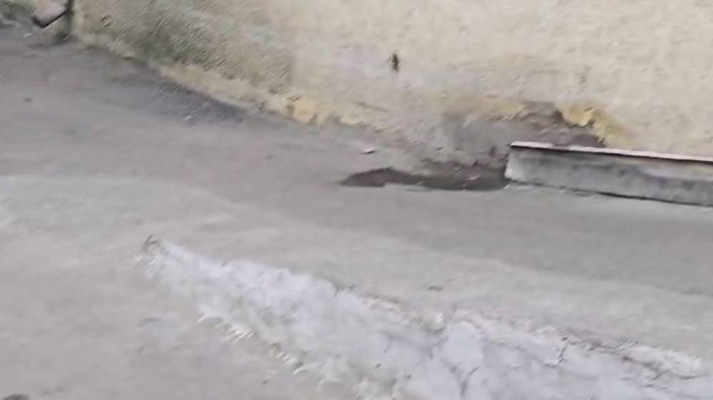 Горожанин жалуется на состояние пандуса в 4-й горбольнице. Видео