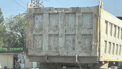 Еще один «Хово» ездит по городу в жару. Фото