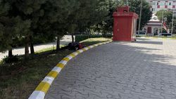Возле здания Ленинского акимиата спят бездомные. Фото