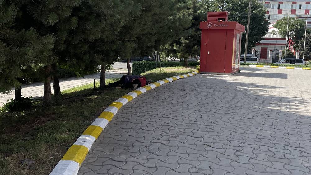 Возле здания Ленинского акимиата спят бездомные. Фото