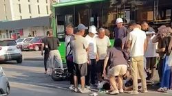 Скутерист сбил девочку возле Орто-Сайского рынка. Видео