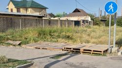 Палатку на Южной магистрали убрали, но поддоны оставили. Фото