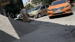 Стройка на Московской завалила тротуар щебнем. Фото