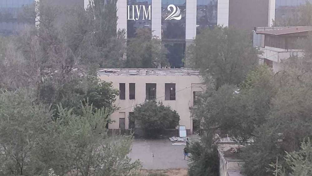 Сносят здание бывшего детсада напротив ЦУМа. Видео горожанина