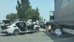 На Объездной BMW 5 столкнулcя в фурой. Фото