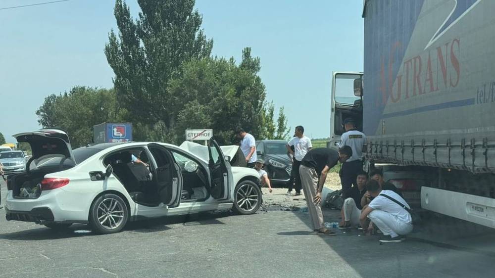 На Объездной BMW 5 столкнулcя в фурой. Фото