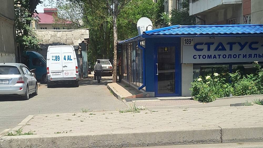 Пристройка клиники сузила проезд в многоэтажный дом. Ответ мэрии