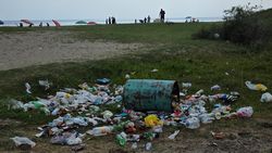 Пляж на Иссык-Куле в мусоре и машинах. Видео