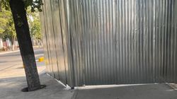 Стройкомпания огородила тротуар на Логвиненко. Законно ли? Фото горожанина