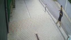 Сотрудник, разносящий квитанции, пинает конверт. Видео