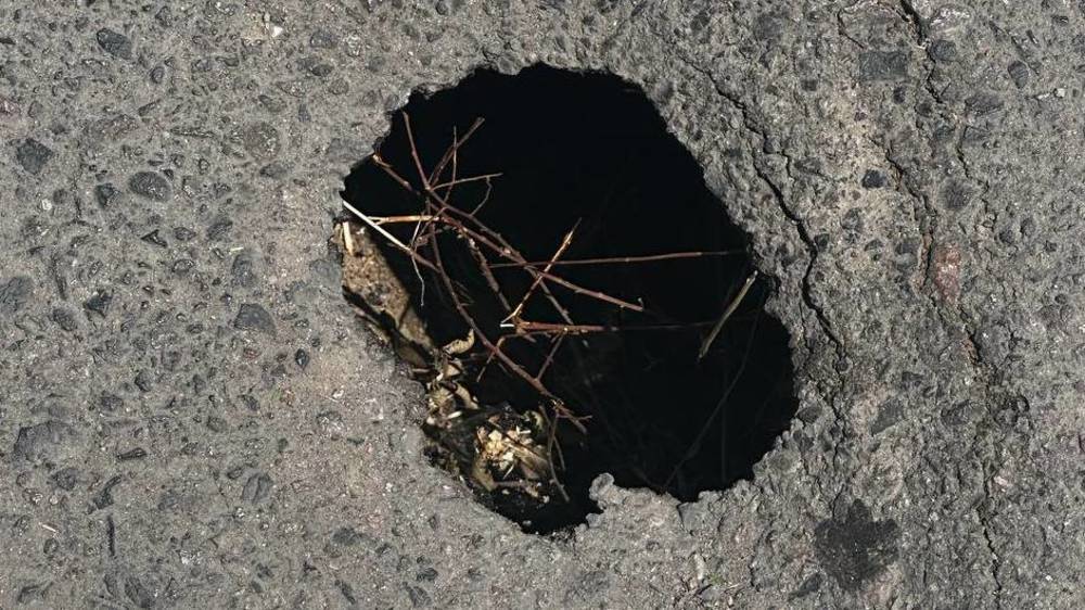 Еще одна дыра на дороге в Бишкеке. Фото