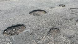 Дорогу в Иссык-Атинском районе отремонтировали не до конца. Фото
