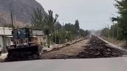Почему сдирают новый асфальт на дороге в Араване? Фото