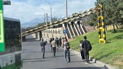 На Алматинке на проезжую часть упал ограничитель