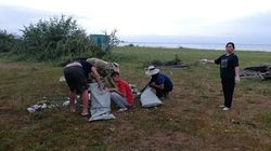 На одном из пляжей Иссык-Куля собрали 3 мешка мусора. Видео и фото