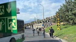Ограничитель на Алматинке упал в результате ДТП. Виновная сторона должна восстановить его, - мэрия