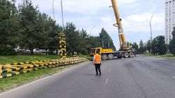 Упавший ограничитель на 7 Апреля убрали с дороги. Фото мэрии