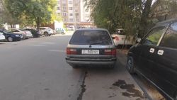 «Пассат» стоит на тротуаре в Лебединовке. Фото