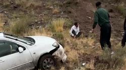 В Боомском ущелье Мазда слетела с дороги и едва не упала в реку. Видео