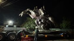 Статую Манаса везут устанавливать на площадь. Фото