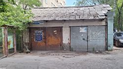 На Московской гаражи закрывают проезд в многоэтажный дом. Фото