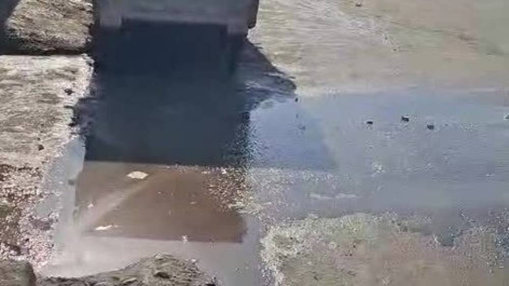 В Джале территория возле мусорки залита жижой. Видео
