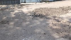 На тротуаре на Айтматова сломали асфальт. Ответ мэрии