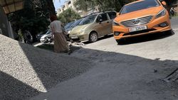 ОсОО Bishkek Properties убрало щебень с тротуара на Московской. Фото мэрии
