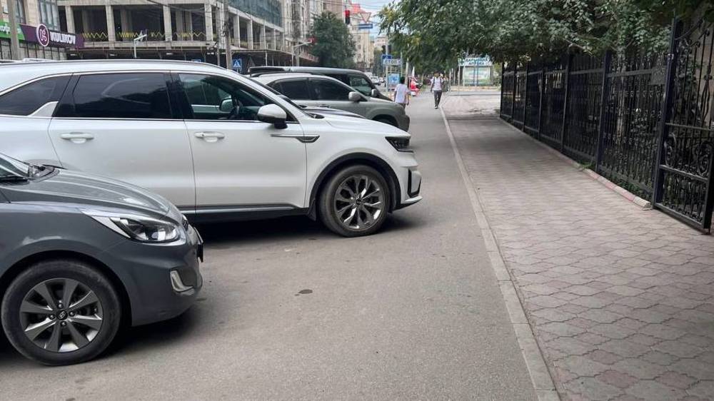 Тротуар на Исанова превратили в парковку. Фото