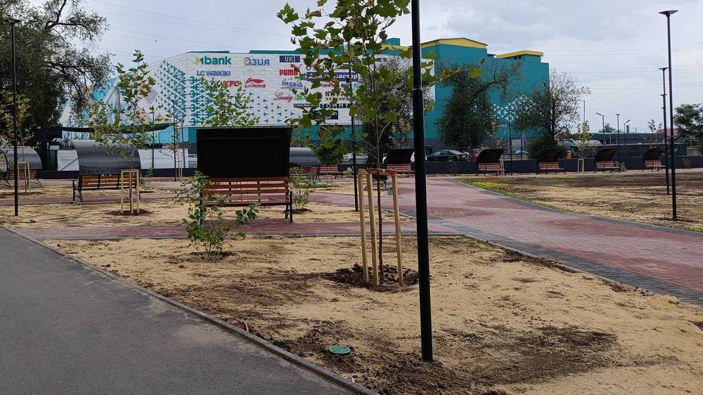 На треугольнике на Айтматова сделали сквер. Фото