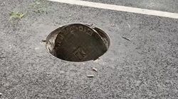 Водитель наехал на люк и пробил колесо. Видео