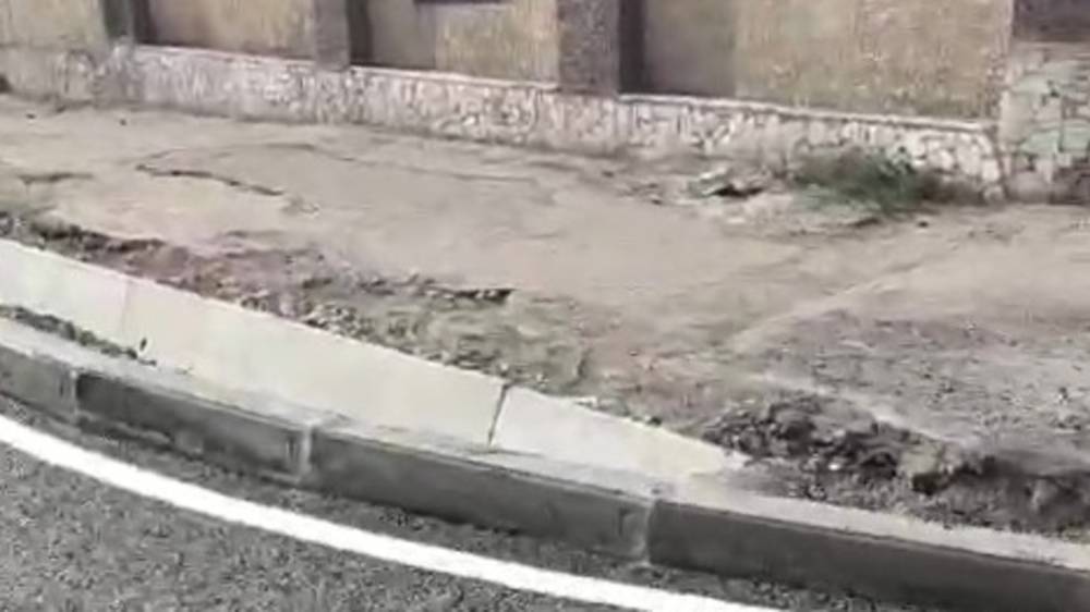 Дорогу по Московской отремонтировали, а тротуар снова оставили. Видео