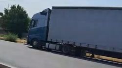 Дорогу в Ак-Орго превратили в стоянку фур. Видео