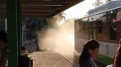 Автобус поднимает столб пыли на остановке на проспекте Чуй. Видео