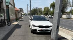 BMW 540I со штрафами 7800 сомов строит на тротуаре. Фото