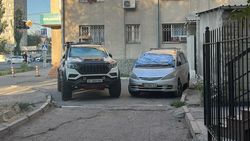 «Тойота» и «СсангЙонг Рекстон» заблокировали тротуар на ул.Правда. Фото
