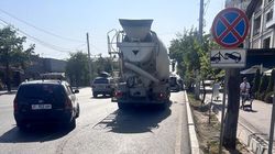 Бетономешалка испортила новый тротуар на Ахунбаева. Видео