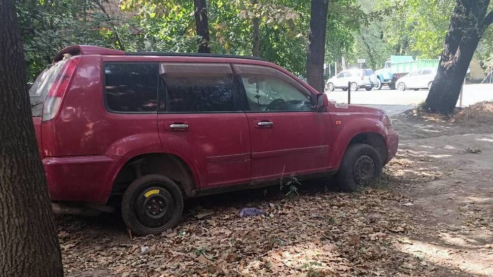 Во дворе дома на ул.Махатмы Ганди стоит брошенный автомобиль со штрафами более 23 тыс. сомов. Фото