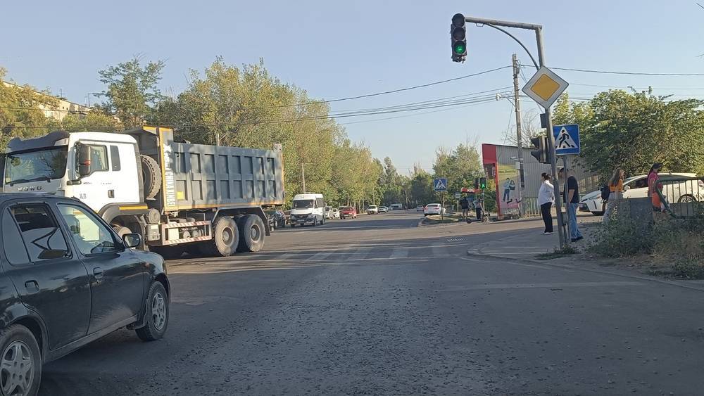Муниципальная инспекция не может найти бетономешалку, которая разлила раствор на дорогу