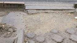 Как выглядит тротуар на Айтматова. Фото