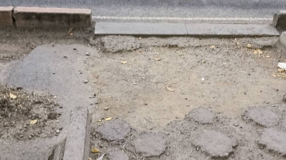 Как выглядит тротуар на Айтматова. Фото
