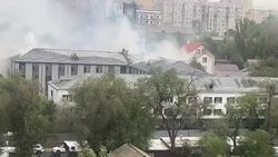 Пожарные не могут подъехать к горящему зданию музучилища из-за припаркованных авто. Видео