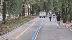 «Портер» едет по новому тротуару на Айтматова. Видео