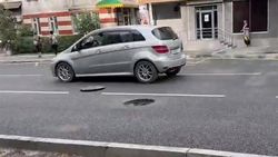 На Молодой Гвардии после ремонта дороги отлетает крышка люка. Видео