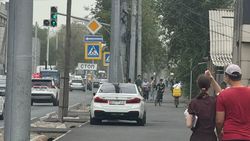 BMW 540I снова стоит на тротуаре по Горького. Фото