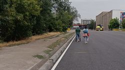 Житель столицы пожаловался на отсутствие тротуара на улице Льва Толстого