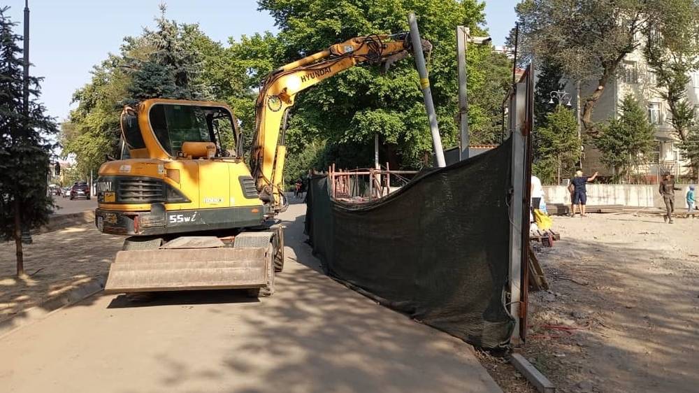 Стройка на проспекте Чуй перекрыла тротуар. Ответ мэрии